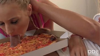 Sexo oral vídeo da gata no entregador de pizza